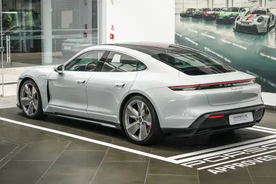 PORSCHE-TAYCAN-2022