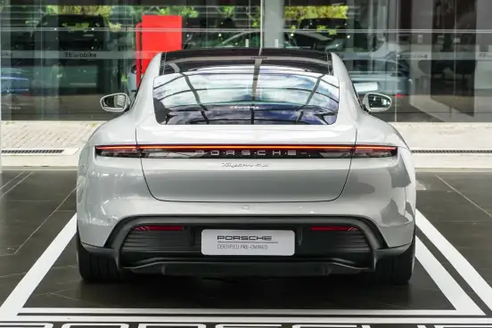 PORSCHE-TAYCAN-2022