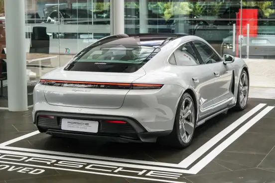 PORSCHE-TAYCAN-2022