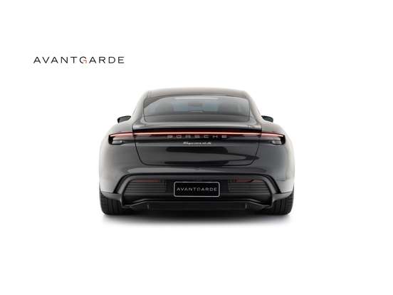 PORSCHE-TAYCAN-2023