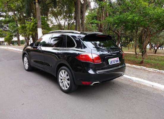 PORSCHE-CAYENNE-2011