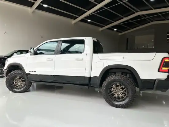 RAM-1500-5.7 V8 GASOLINA REBEL CD 4X4 AUTOMÁTICO RAM-1500-2022