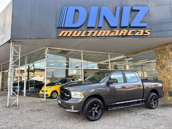 RAM CLASSIC 5.7 V8 GASOLINA LARAMIE NIGHT EDITION CD 4X4 AUTOMÁTICO