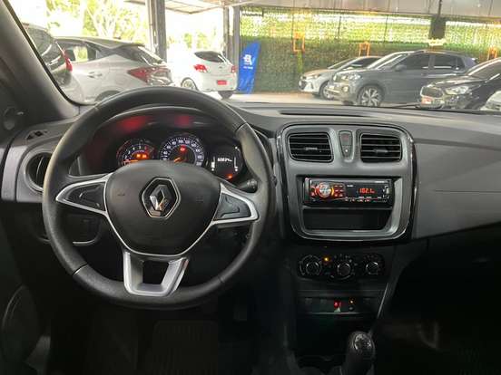 RENAULT-LOGAN-2022