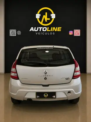 RENAULT-SANDERO-2012