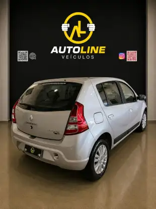 RENAULT-SANDERO-2012