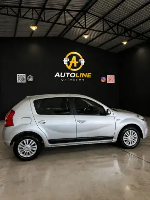 RENAULT-SANDERO-2012
