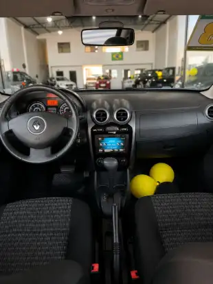 RENAULT-SANDERO-2012