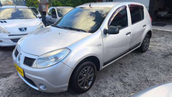 RENAULT-SANDERO-2010