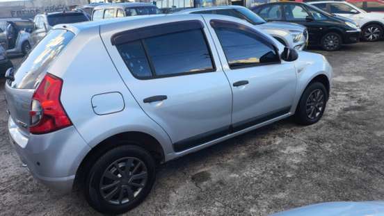 RENAULT-SANDERO-2010