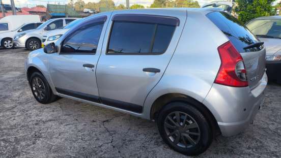 RENAULT-SANDERO-2010