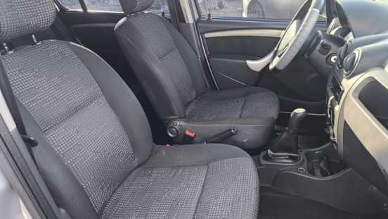 RENAULT-SANDERO-2010