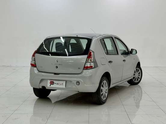 RENAULT-SANDERO-2013