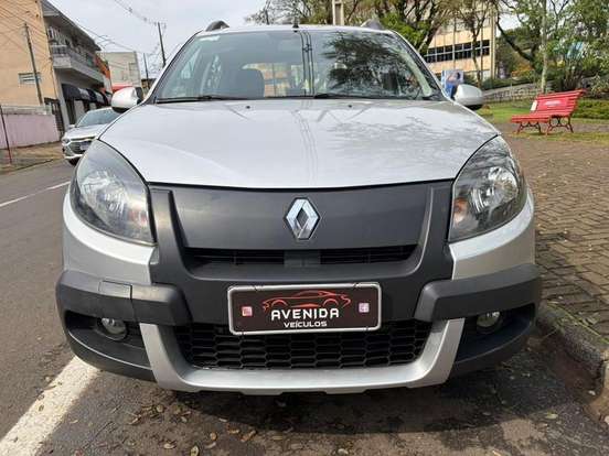 RENAULT-SANDERO-2012