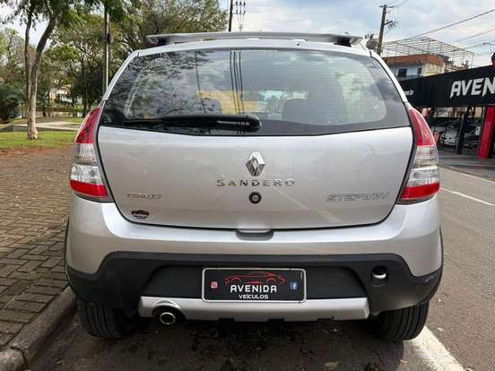 RENAULT-SANDERO-2012