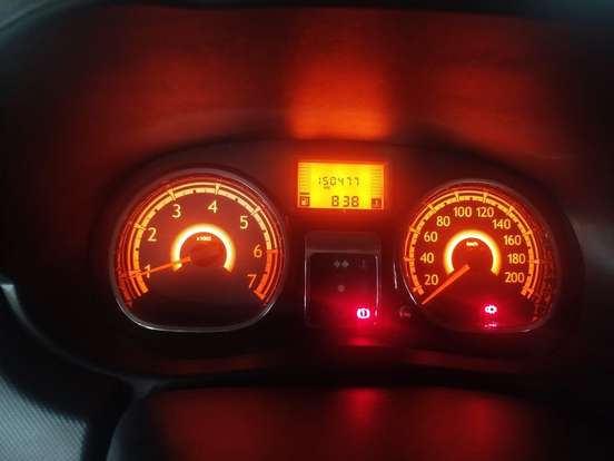RENAULT-SANDERO-2012