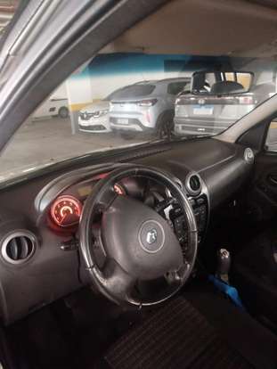 RENAULT-SANDERO-2012