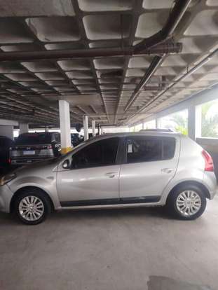 RENAULT-SANDERO-2012