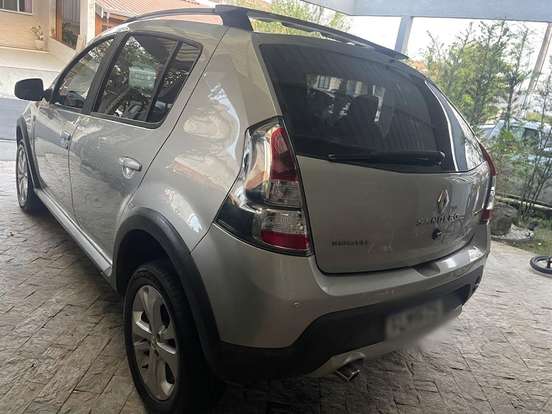 RENAULT-SANDERO-2013