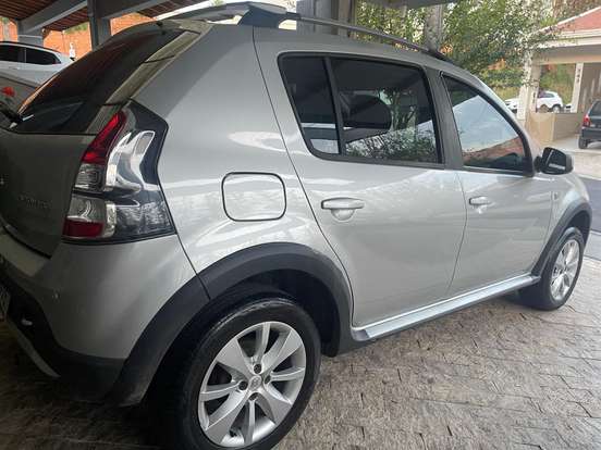 RENAULT-SANDERO-2013