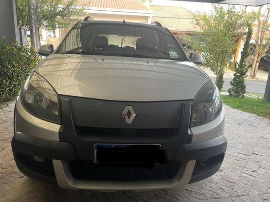 RENAULT-SANDERO-2013