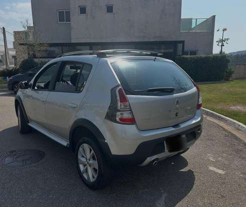 RENAULT-SANDERO-2011