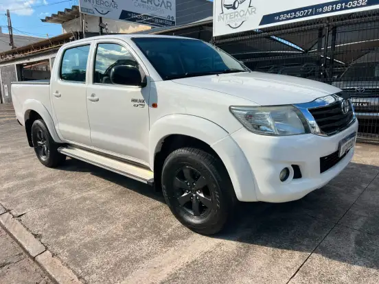TOYOTA-HILUX-2.7 SR 4X2 CD 16V FLEX 4P AUTOMÁTICO TOYOTA-HILUX-2015