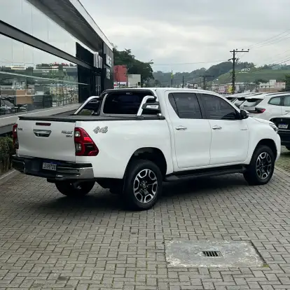 TOYOTA-HILUX-2024
