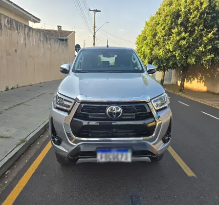 TOYOTA HILUX 2.8 D-4D TURBO DIESEL CD SRX 4X4 AUTOMÁTICO