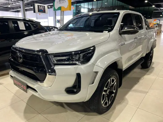 TOYOTA HILUX 2.8 D-4D TURBO DIESEL CD SRX PLUS 4X4 AUTOMÁTICO