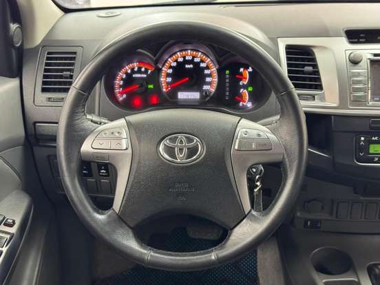 TOYOTA-HILUX-2015