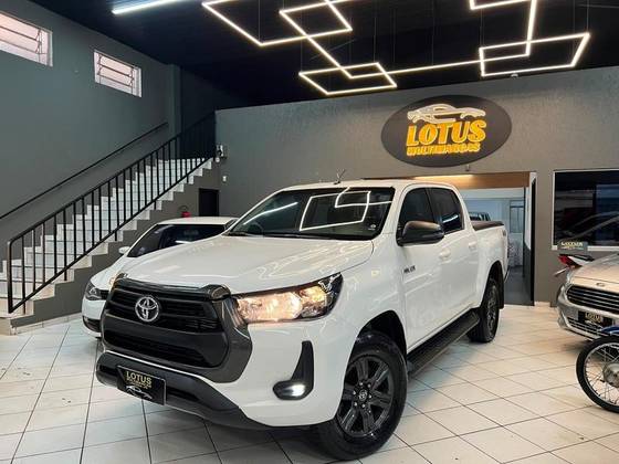 TOYOTA HILUX 2.8 D-4D TURBO DIESEL CD SR 4X4 AUTOMÁTICO