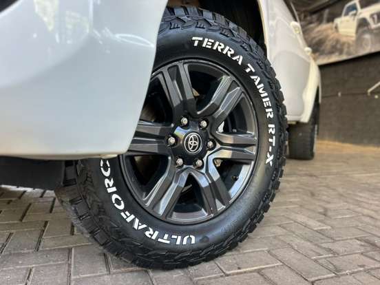 TOYOTA-HILUX-2022