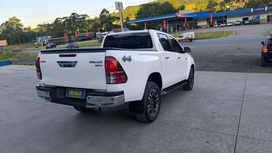 TOYOTA-HILUX-2023