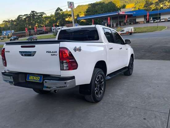TOYOTA-HILUX-2.8 D-4D TURBO DIESEL CD SRV 4X4 AUTOMÁTICO TOYOTA-HILUX-2023