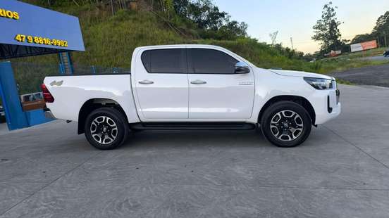 TOYOTA-HILUX-2023