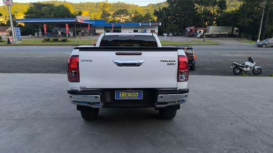 TOYOTA-HILUX-2023