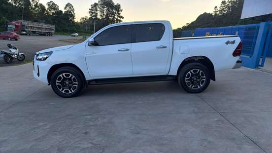 TOYOTA-HILUX-2023
