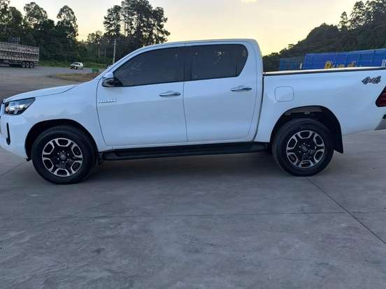TOYOTA-HILUX-2.8 D-4D TURBO DIESEL CD SRV 4X4 AUTOMÁTICO TOYOTA-HILUX-2023