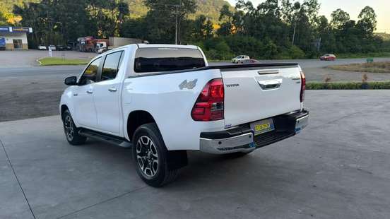 TOYOTA-HILUX-2023