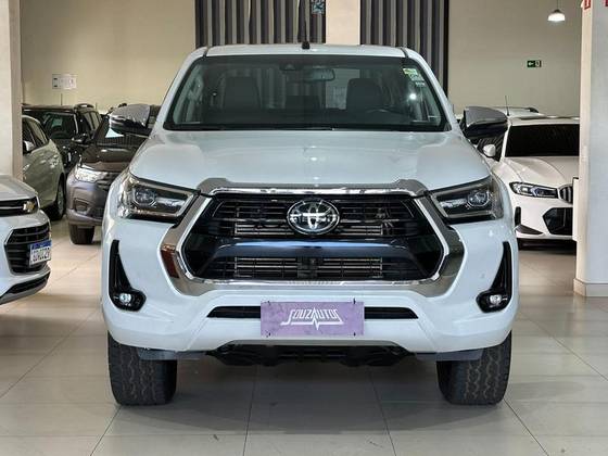 TOYOTA HILUX 2.8 D-4D TURBO DIESEL CD SRX 4X4 AUTOMÁTICO