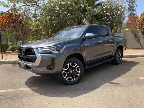 TOYOTA HILUX 2.8 D-4D TURBO DIESEL CD SRX 4X4 AUTOMÁTICO