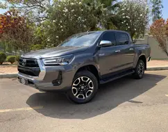 TOYOTA HILUX 2.8 D-4D TURBO DIESEL CD SRX 4X4 AUTOMÁTICO TOYOTA HILUX 2.8 D-4D TURBO DIESEL CD SRX 4X4 AUTOMÁTICO