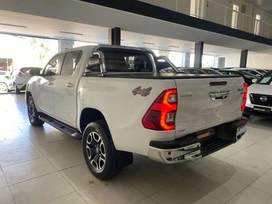 TOYOTA-HILUX-2.8 D-4D TURBO DIESEL CD SRX 4X4 AUTOMÁTICO TOYOTA-HILUX-2023