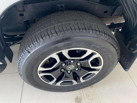 TOYOTA-HILUX-2023