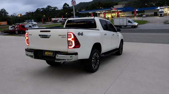 TOYOTA-HILUX-2.8 D-4D TURBO DIESEL CD SRX 4X4 AUTOMÁTICO TOYOTA-HILUX-2021