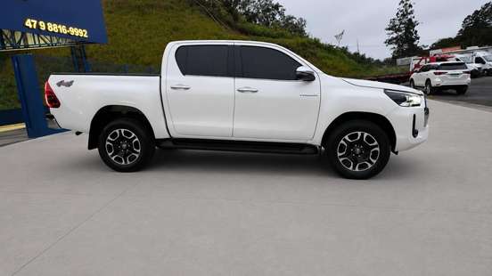 TOYOTA-HILUX-2021