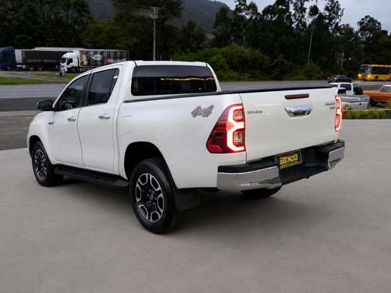 TOYOTA-HILUX-2.8 D-4D TURBO DIESEL CD SRX 4X4 AUTOMÁTICO TOYOTA-HILUX-2021