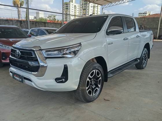 TOYOTA HILUX 2.8 D-4D TURBO DIESEL CD SRX 4X4 AUTOMÁTICO
