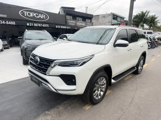 TOYOTA HILUX SW4 2.8 D-4D TURBO DIESEL SRX 7L 4X4 AUTOMÁTICO TOYOTA HILUX SW4 2.8 D-4D TURBO DIESEL SRX 7L 4X4 AUTOMÁTICO